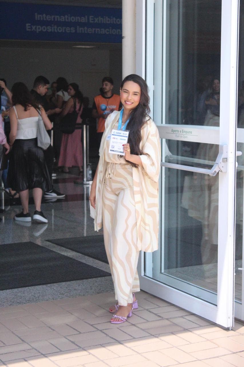 Dra Joyce atendendo paciente